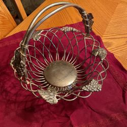 Vintage Godinger Silver Plated Basket w/Grapes & Leaves…Moveable Handle
