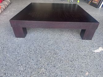 Low profile coffee table