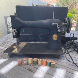 Antique Singer Model 27/28 Sewing Machine (1910) with case