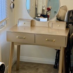 Vanity Desk with Mirror – Great Condition!