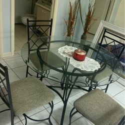 Beautiful Round Glass Table!! With 4 Chairs