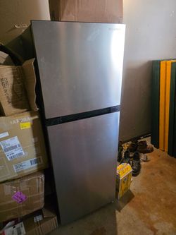 Insignia Top-Freezer Refrigerator Stainless Steel