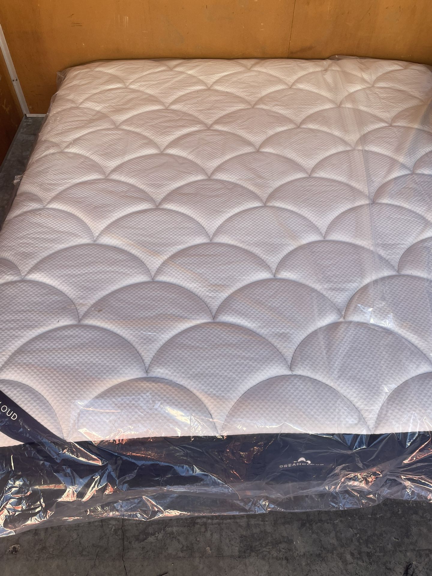 Brand New King Size 12” Dream Cloud Classic Mattress!!