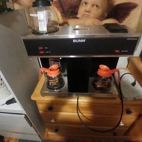 Bunn Commercial Coffee Maker/3 Warmers With 3 Brand New Coffee Pots ew