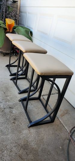 **3 beautiful metal barstools ***