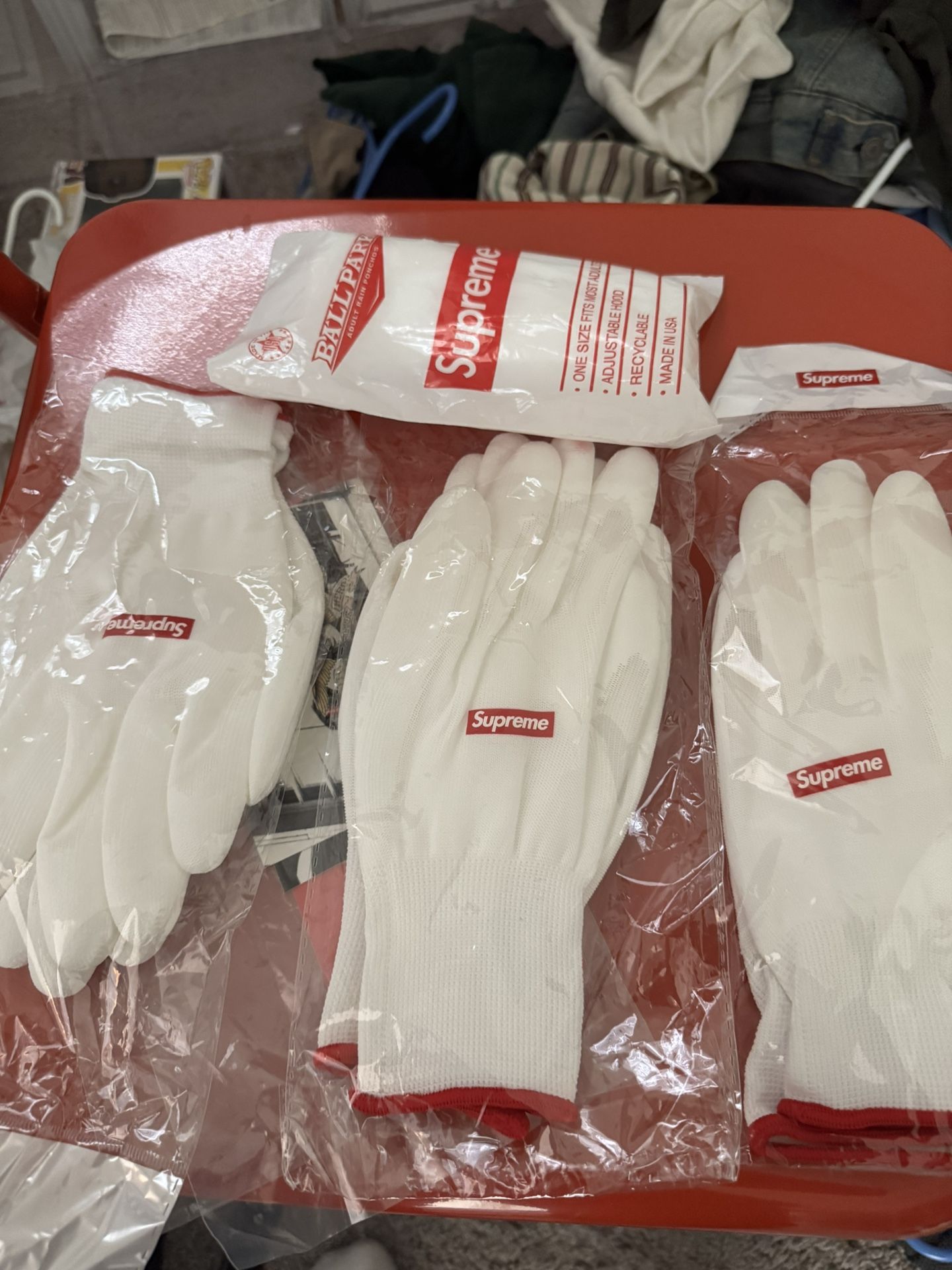 Supreme Gloves And Poncho New - 40$