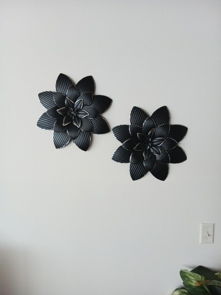 Black & Gold Trimmed Flower Shaped Wall Decoration