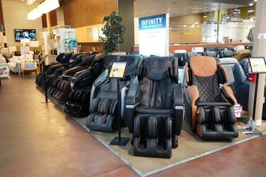 2D Massage Chair — Cozzia (Black/Caramel)