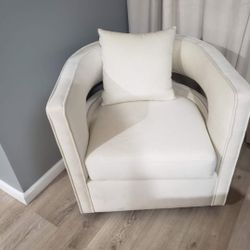 Pristine Cream Swivel Accent Chair – Beautiful & Comfortable
