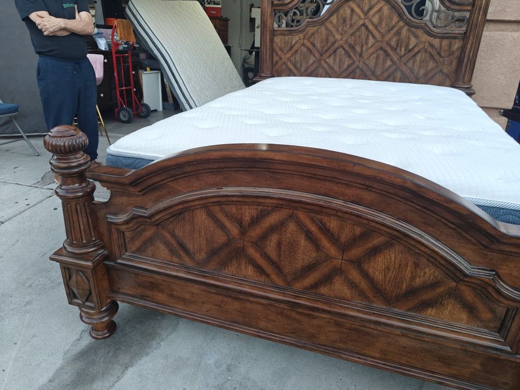 Cama Queen Exelentes Condiciones De Madera Pesada