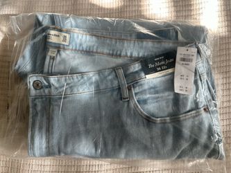 New Abercrombie & Fitch High Rise Mom Jeans, Light Denim Wash, Size 36 Short