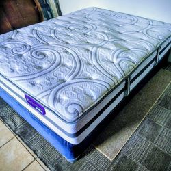 Beautiful Serta Comfort Hybrid Queen Size Mattress & Boxspring 