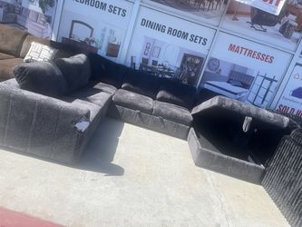 ⭐️Pulled out sleeper sectional⭐️