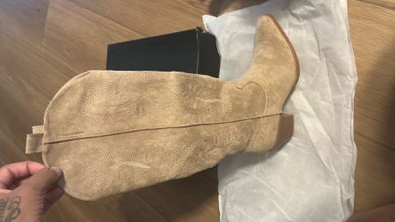 Stylish size 8 women’s boots