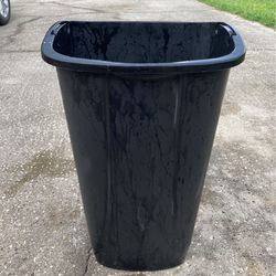Sterile light 11 gallons or 42 L black kitchen trashcan missing swing top 