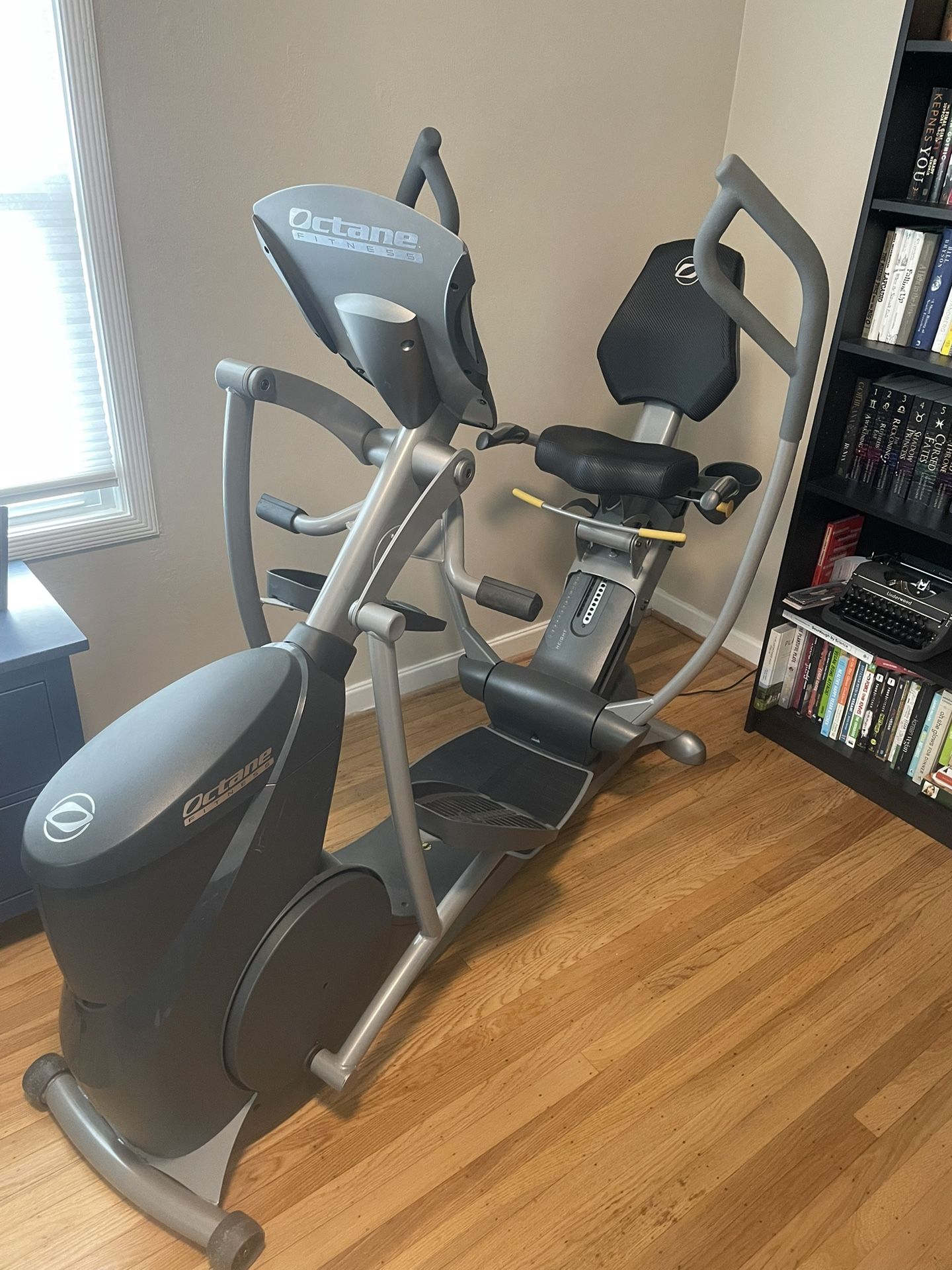 Exercise elliptical recumbent machine Octane XR6 like new! Bicycle