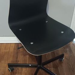 Ikea desk chair
Good clean, working condition,  Swivels around ad goes up and down . 
Located (5900 Lewis st Dallas TX 75206)
No holds and cross poste