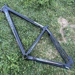 throne frame 29in