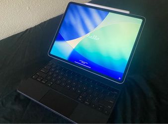iPad Air M2 13” 128GB + Magic Keyboard – Excellent Condition