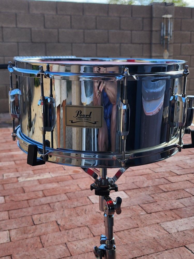 SOLID PEARL SNARE DRUM IN CHROME 6 1/2" x 14 "