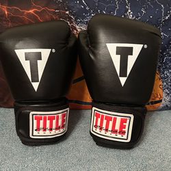Title Classic Boxing Gloves Regular  Black/Red