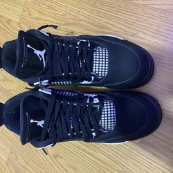 Jordan 4s white thunder