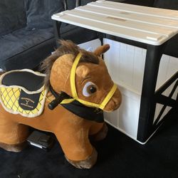 Yellowstone Plush 6-Volt Ride-On Horse w/Stable