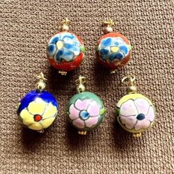 🌸 Many different colors of Asian floral beaded pendants