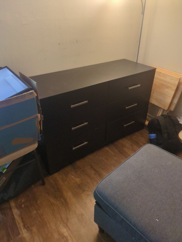 Dresser With Two Electronic Nightstands 