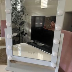 Large Hollywood Vanity Make up Mirror with 15 lights, plug in, 3 color lighting modes 18”x24”