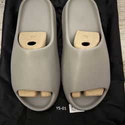 Yeezy slide (size 10)