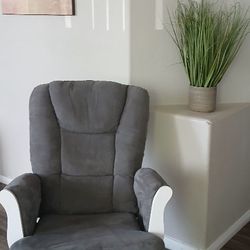 GLIDING CHAIR LIKE NEW .
