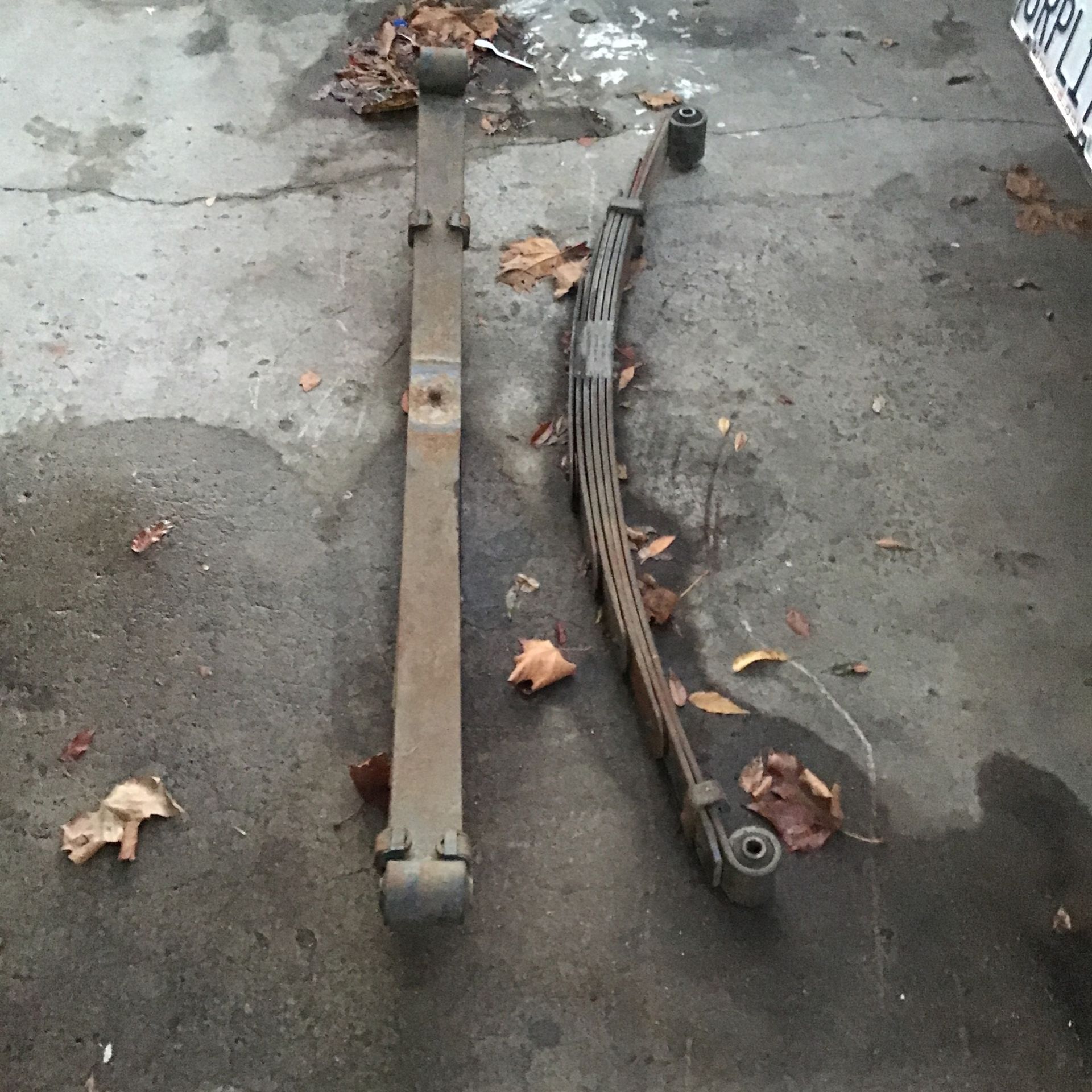 Used leaf springs off of a 2000 Ford excursion good condition for Sale
