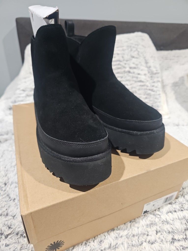 Uggs NEW BLACK SHORT LEATHERBOOTS SIZE 8