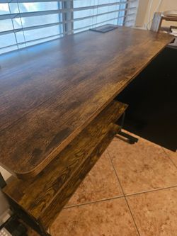 Like new Desk 🔌outlet and USB connection 🔌. 45" Lengh