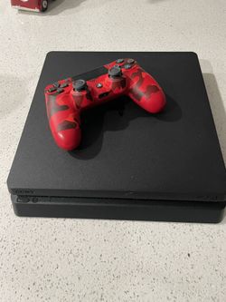 Play Station 4 Slim With 2 Controllers