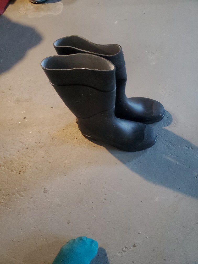 boots for rain or gardens