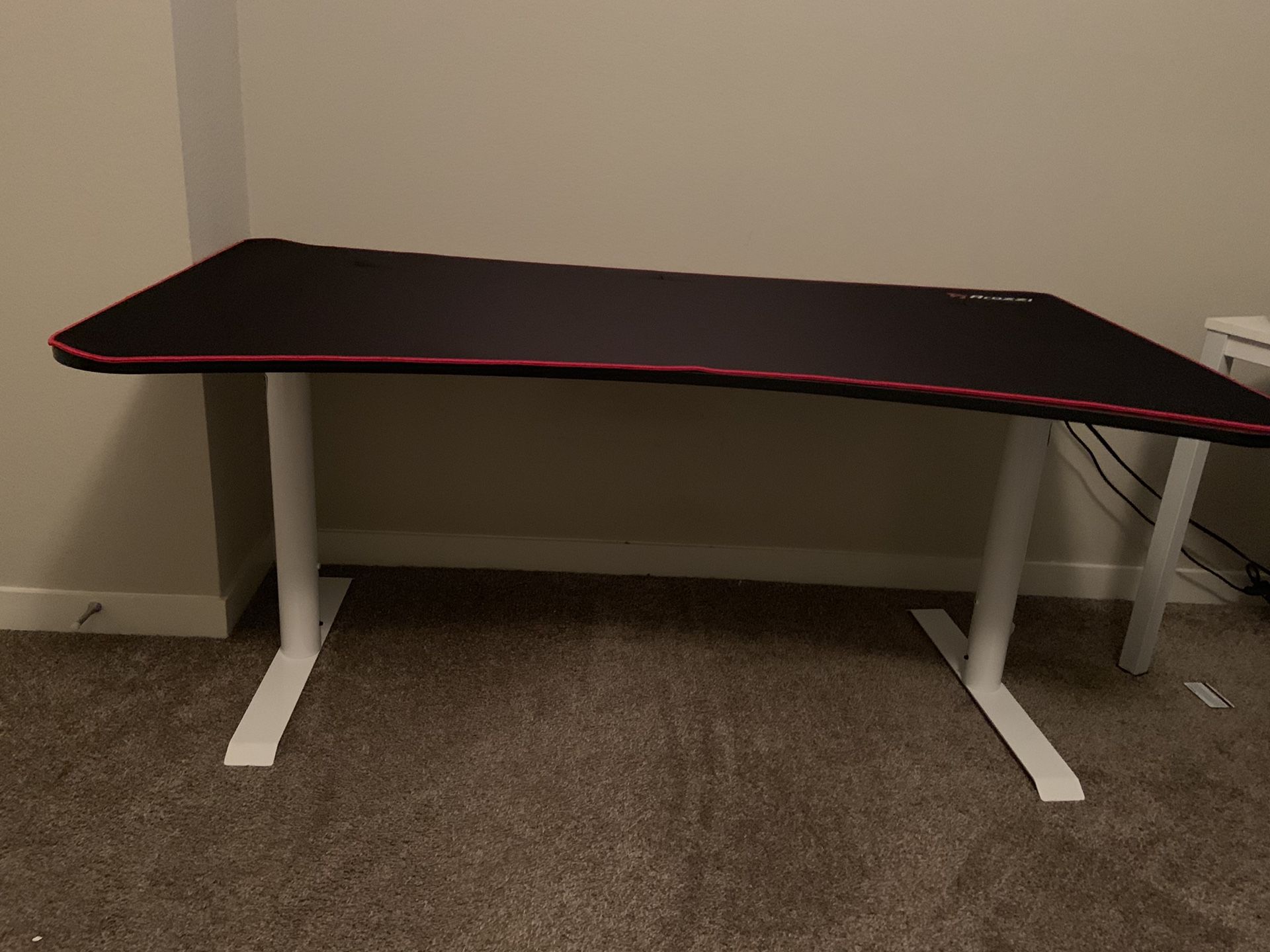 *BRAND NEW* Arozzi Gaming Desk - Unopened box