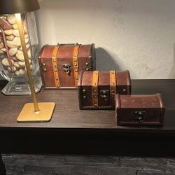 juego de baúl precioso  lis 3 por 20 dls,, perfumes nuevos  35  dls o b o 