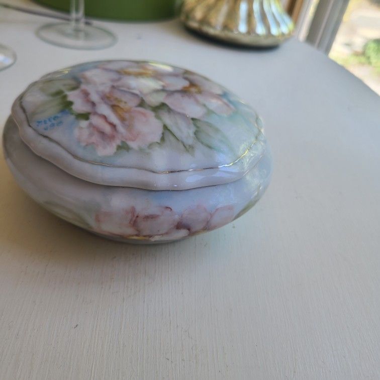 Hand Painted Porcelain
Trinket Box floral Dogwood Signed vintage