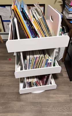 White 3-Tier Children's Book Display Rack