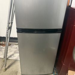 Insignia Small  Refrigerador With Freezer