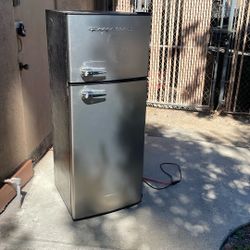 7.5 Ft.³ Frigidaire Refrigerator