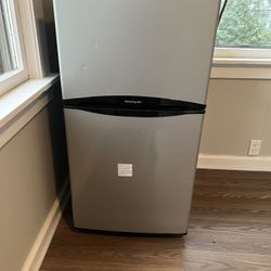 4.5 Cu Ft Mini Fridge & Freezer
