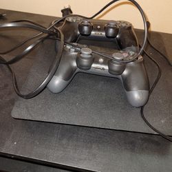 Ps4 With 2 Wireless Remotes 