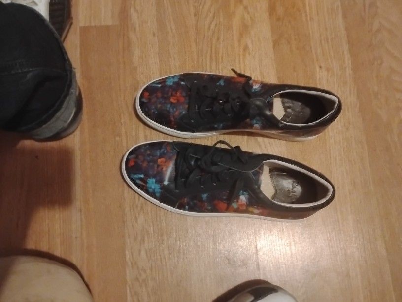 Robert Graham
Greatwhite Paint Leather Sneakers