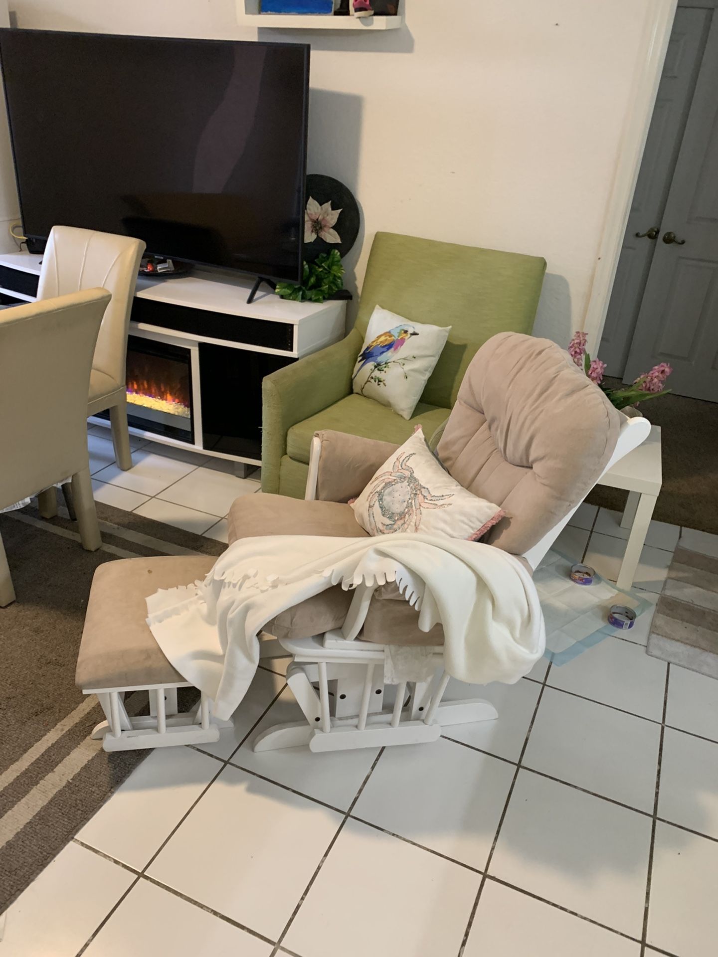 Rocking Chair $55 ๐๐๐๐๐