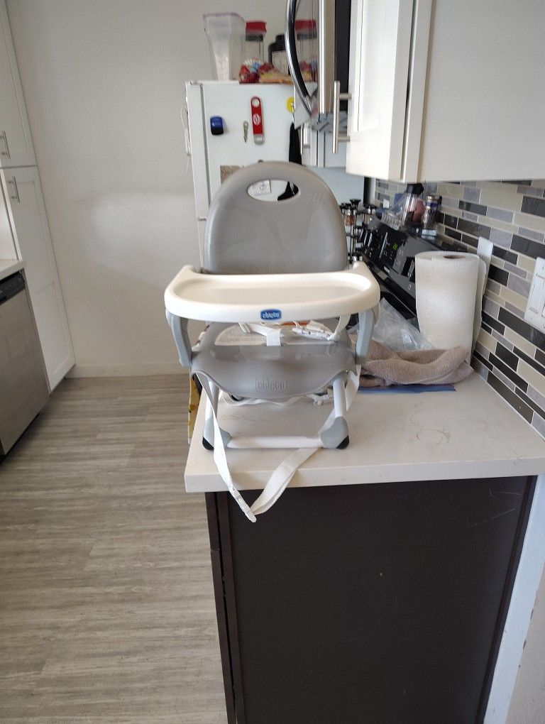 Chicco Pocket Snack Portable Booster Seat for Babies