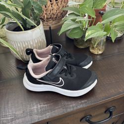 girls Nike shoes 