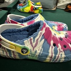 Tie Die Crocs With Fur Women’s 7 